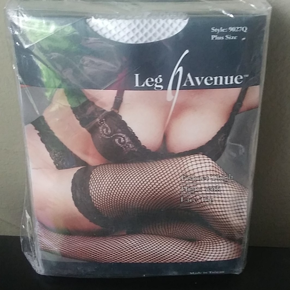 A 6 pack of Woman fishnet stocking with lace